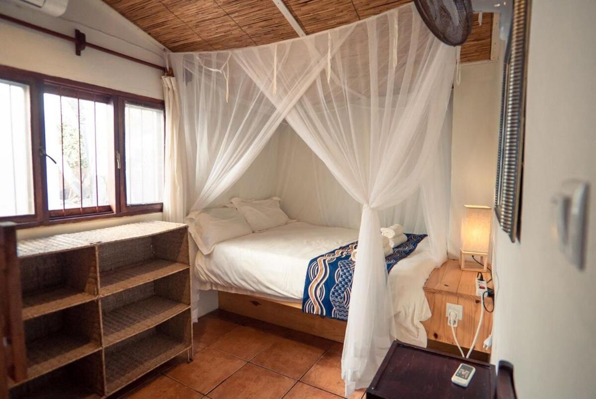 On The Beach 2 Bedroom Dhow Cabin W Ac Praia do Tofo Buitenkant foto